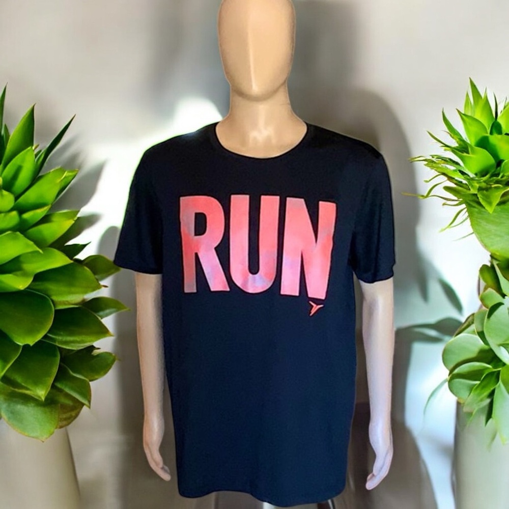 Old Navy Men's Active “RUN” Graphic Go-Dry T-Shirt - Picture 4 of 16